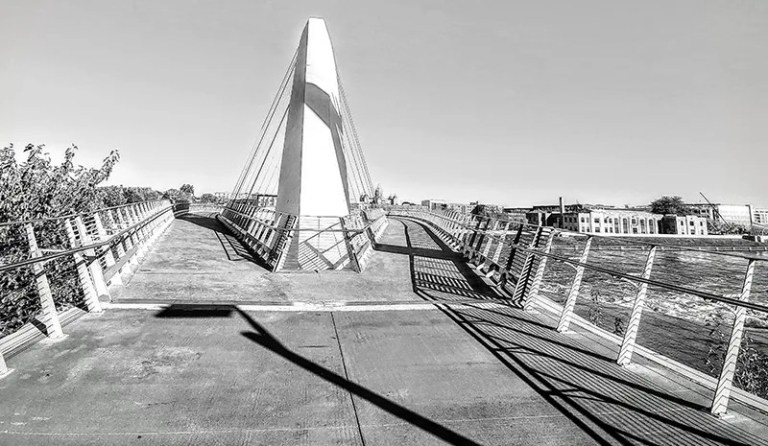 Black and white bridge in Des Moines Iowa