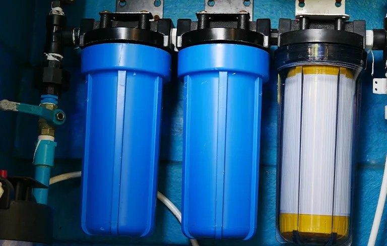 Blue and white reverse osmosis filtration system