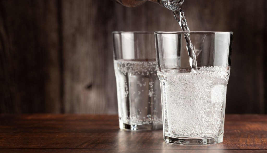 carbonated glasses of water