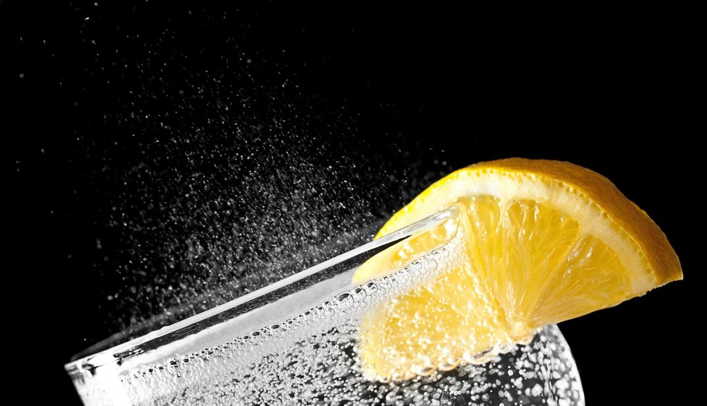 sparkling water with slice of lemon