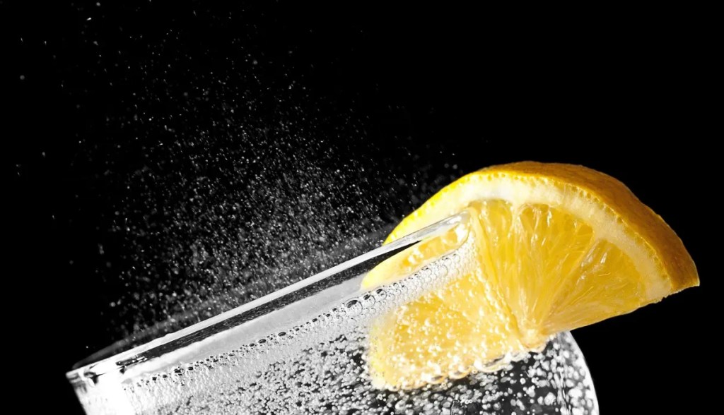 sparkling water with slice of lemon